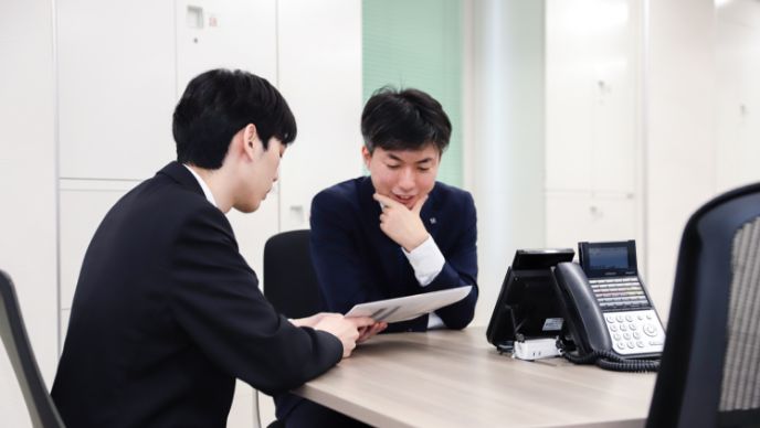 上司からアドバイスを受けている写真