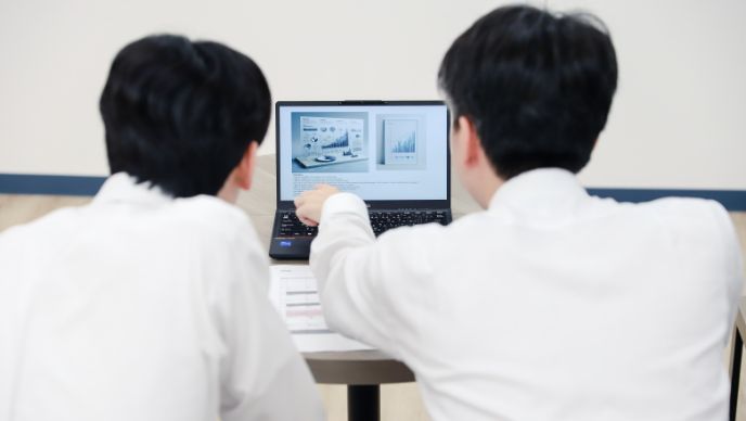 アドバイスを貰っている写真