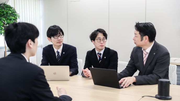 社員同士で話し合う写真