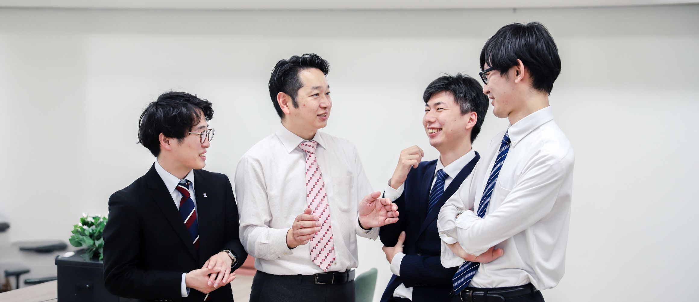 職場で働く先輩社員達の写真