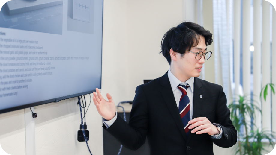 オフィスでプレゼンをする社員の写真