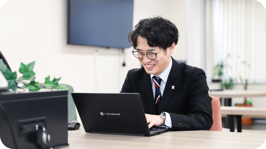 オフィスで仕事をする社員の写真
