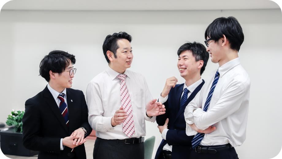 社員同士が笑顔で話している写真